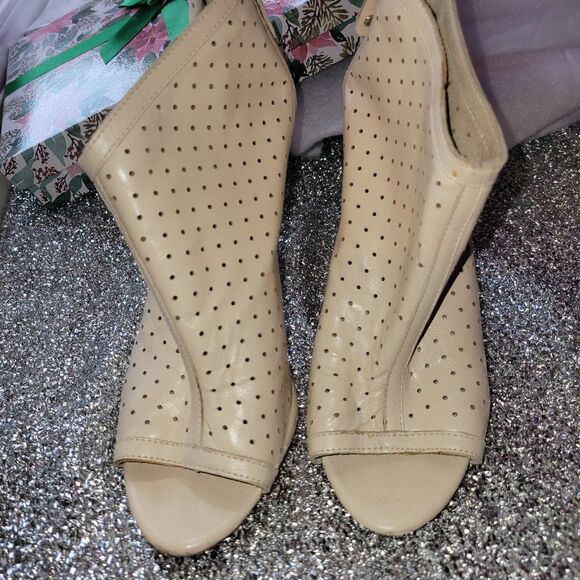 * * ALICE + OLIVIA EYELET TRIM SANDALS - Picture 1 of 4